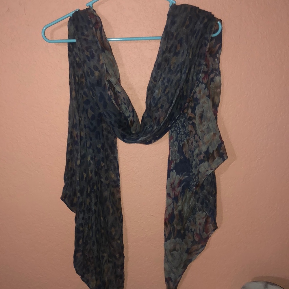 Women’s patterned scarf